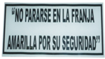 ACRILICO AVISO NO PARARSE EN LA FRANJA AMARILLA POR SEGURIDAD